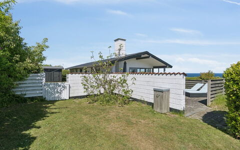 Anelia - 400M from the Sea: Maison, Arbuste, Domicile, Zone Résidentielle, Biens, Chalet, Hacienda, Cour, Ombre, Pelouse