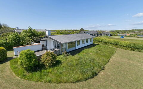 Anelia - 400M from the Sea: Maison, Arbuste, Domicile, Zone Résidentielle, Biens, Chalet, Hacienda, Cour, Ombre, Pelouse
