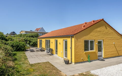 Lars - 350M from the Sea: Maison, Arbuste, Domicile, Zone Résidentielle, Biens, Chalet, Hacienda, Cour, Ombre, Pelouse