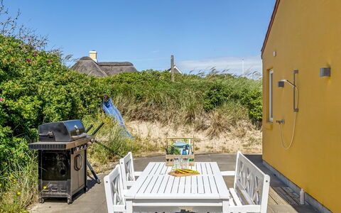 Lars - 350M from the Sea: Maison, Arbuste, Domicile, Zone Résidentielle, Biens, Chalet, Hacienda, Cour, Ombre, Pelouse