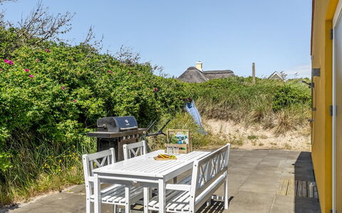 Lars - 350M from the Sea: Maison, Arbuste, Domicile, Zone Résidentielle, Biens, Chalet, Hacienda, Cour, Ombre, Pelouse