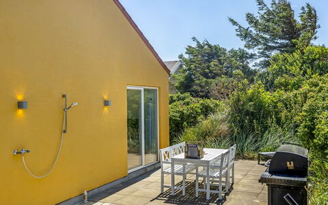 Lars - 350M from the Sea: Maison, Arbuste, Domicile, Zone Résidentielle, Biens, Chalet, Hacienda, Cour, Ombre, Pelouse