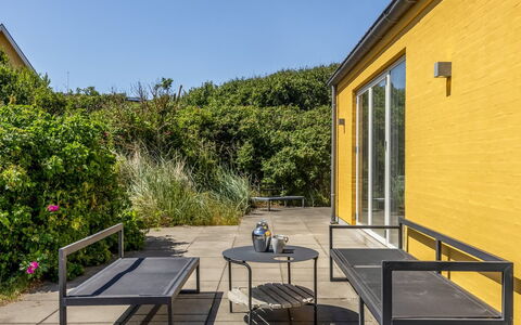 Lars - 350M from the Sea: Maison, Arbuste, Domicile, Zone Résidentielle, Biens, Chalet, Hacienda, Cour, Ombre, Pelouse