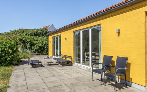 Lars - 350M from the Sea: Maison, Arbuste, Domicile, Zone Résidentielle, Biens, Chalet, Hacienda, Cour, Ombre, Pelouse