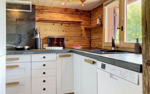 Chalet 1899: Cuisine, Appareil De Cuisine, Bois, Principaux Appliance, Comptoir, Sol, Cabinetry, Design Intérieur, Électroménager, Meubles