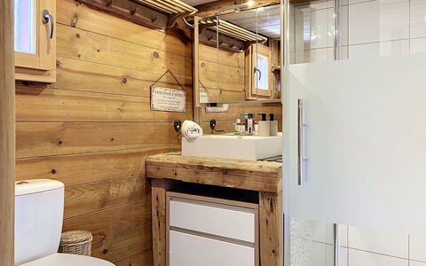 Chalet 1899: Sol, Bois, Luminaire Plomberie, Sol, Évier, Design Intérieur, Salle De Bains, Lavabo, Pièce, Robinet