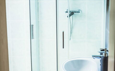 U Šenkýře Mikeše: Salle De Bains, Luminaire Plomberie, Design Intérieur, Sol, Sol, Douche, Plomberie, Tete De Douche, Lavabo, Porte De Douche