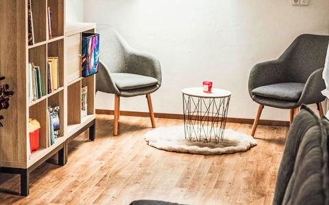 U Šenkýře Mikeše: Meubles, Design Intérieur, Sol, Sol, Bois, Salon, Parquet, Pièce, Domicile, Chaise