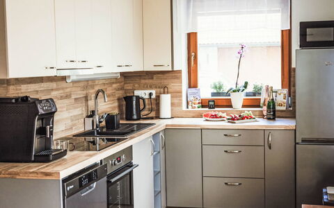 U Šenkýře Mikeše: Appareil De Cuisine, Cuisine, Meubles, Comptoir, Cabinetry, Principaux Appliance, Électroménager, Design Intérieur, Sol, Petit Appareil