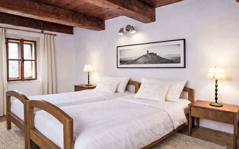 Máchova Roubenka: Lit, Meubles, Design Intérieur, Chambre, Sol, Sol, Bois, Literie, Plafond, Drap De Lit