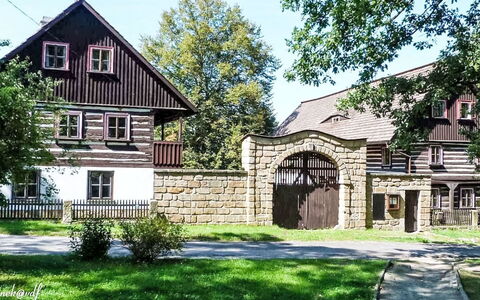 Máchova Roubenka: Domicile, Chalet, Pelouse, Biens, Jardin, Aménagement Paysager, Cour, Siding, Allée, Arrière-Cour