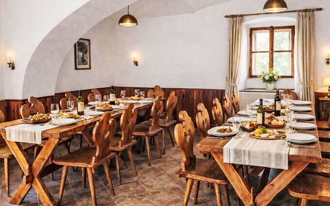 Máchova Roubenka: Meubles, Design Intérieur, Table Cuisine Et Salle A Manger, Table, Plafond, Sol, Restaurant, Chalet, Salle À Manger, Chaise