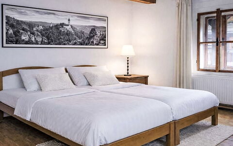 Máchova Roubenka: Lit, Meubles, Chambre, Literie, Drap De Lit, Design Intérieur, Bois, Sol, Sol, Linge