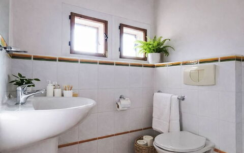 Máchova Roubenka: Siège De Toilette, Sol, Sol, Luminaire Plomberie, Salle De Bains, Design Intérieur, Toilette, Tuile, Plomberie