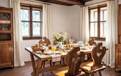 Máchova Roubenka: Meubles, Bois, Table, Design Intérieur, Sol, Table Cuisine Et Salle A Manger, Chaise, Salle À Manger, Tache De Bois, Sol