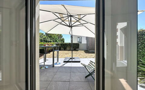 Les Sylphes: Sol, Porte, Sol, Accueil Porte, Pot De Fleur, Balcon, Ombre, Mobilier De Jardin, Dur, Plante D'Appartement