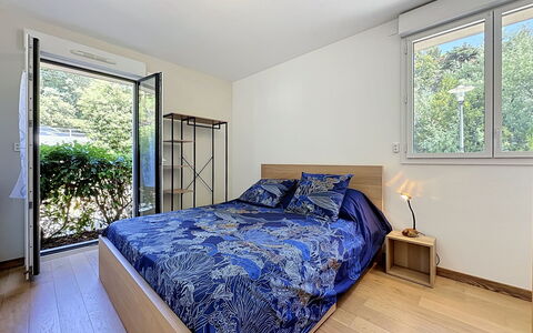 Les Sylphes: Lit, Design Intérieur, Meubles, Chambre, Pièce, Sol, Drap De Lit, Sol, Bois, Literie