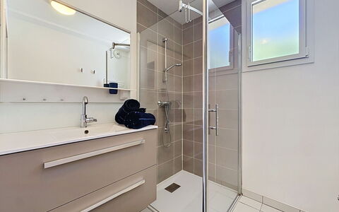 Les Sylphes: Sol, Sol, Design Intérieur, Luminaire Plomberie, Salle De Bains, Armoire De Toilette, Miroir, Plomberie, Porte, Lavabo