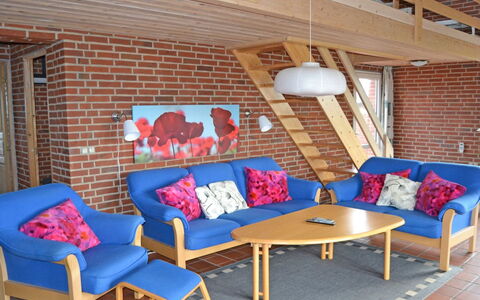 Scarlet - 500M from the Sea: Meubles, Bois, Design Intérieur, Chaise, Sol, Sol, Pièce, Salon, Tache De Bois, Vernis