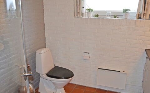 Scarlet - 500M from the Sea: Mur, Sol, Luminaire Plomberie, Sol, Siège De Toilette, Design Intérieur, Toilette, Salle De Bains, Tuile, Plomberie