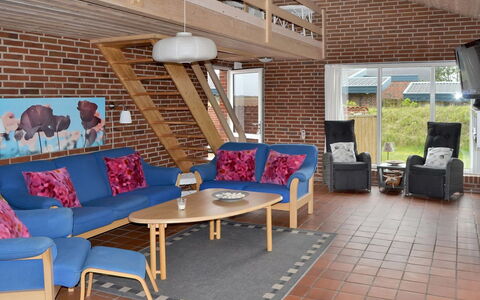 Scarlet - 500M from the Sea: Meubles, Bois, Design Intérieur, Sol, Chaise, Sol, Plafond, Salon, Canapé, Pièce