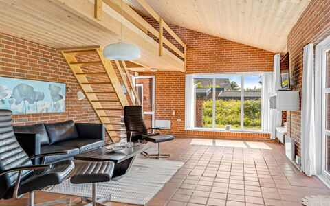 Scarlet - 500M from the Sea: Bois, Sol, Design Intérieur, Sol, Plafond, Brique, Tache De Bois, Salon, Dur