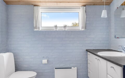 Scarlet - 500M from the Sea: Salle De Bains, Luminaire Plomberie, Siège De Toilette, Mur, Sol, Toilette, Évier, Sol, Lavabo, Plomberie