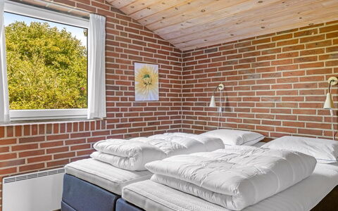 Scarlet - 500M from the Sea: Plafond, Lit, Chambre, Brique, Cadre De Lit, Literie, Drap De Lit, Tache De Bois, Daylighting, Oreiller