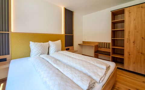 Auffach 602: Bois, Design Intérieur, Chambre, Sol, Lit, Sol, Cadre De Lit, Plafond, Pièce, Literie