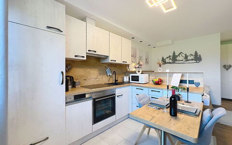 Des Kaisers Kleines Reich: Cuisine, Comptoir, Design Intérieur, Appareil De Cuisine, Meubles, Sol, Cabinetry, Bois, Plafond, Principaux Appliance