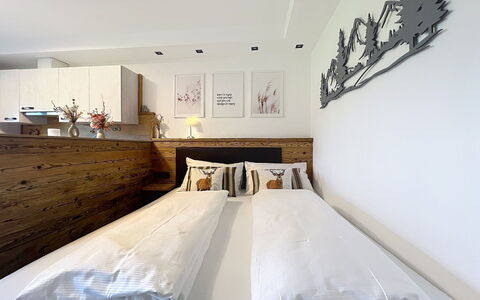 Des Kaisers Kleines Reich: Lit, Chambre, Design Intérieur, Meubles, Literie, Mur, Drap De Lit, Bois, Sol, Sol