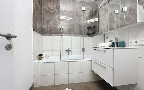 Des Kaisers Kleines Reich: Sol, Luminaire Plomberie, Design Intérieur, Sol, Salle De Bains, Évier, Robinet, Tuile, Plomberie, Armoire De Toilette