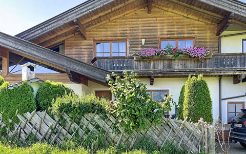 Des Kaisers Kleines Reich: Bâtiment, Maison, Domicile, Toit, Arbuste, Chalet, Zone Résidentielle, Jardin, Couverture De Sol