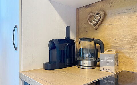 Des Kaisers Kleines Reich: Design Intérieur, Appareil De Cuisine, Petit Appareil, Rayonnage, Électroménager, Étagère, Machine À Café, Cuisine, Comptoir
