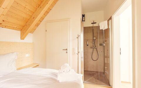 Niederwölz 602: Domicile, Chambre, Dur, Tache De Bois, Literie, Lit, Hôtel, Drap De Lit, Parquet, Villa