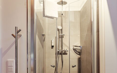Niederwölz 603: Salle De Bains, Luminaire Plomberie, Sol, Douche, Design Intérieur, Plomberie, Sol, Tete De Douche, Porte De Douche, Panneau De Douche