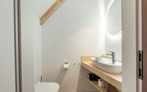 Niederwölz 603: Luminaire Plomberie, Salle De Bains, Sol, Bois, Design Intérieur, Sol, Plomberie, Robinet, Évier, Plafond