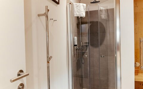 Niederwölz 605: Sol, Luminaire Plomberie, Sol, Salle De Bains, Design Intérieur, Plomberie, Douche, Porte De Douche, Porte, Appartement