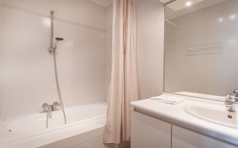 Goldsands Iii with Parking: Salle De Bains, Sol, Design Intérieur, Luminaire Plomberie, Mur, Sol, Robinet, Plomberie, Pièce, Lavabo