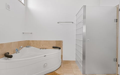 Wreth - 1.5Km from the Sea: Sol, Mur, Sol, Luminaire Plomberie, Design Intérieur, Baignoire, Plomberie, Salle De Bains, Composite, Pièce