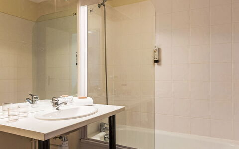 Barbaste 602: Sol, Design Intérieur, Mur, Luminaire Plomberie, Sol, Salle De Bains, Lavabo, Évier, Pièce, Robinet
