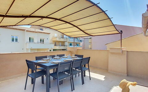 Maison Lou Oustaou: Store, Ombre, Mobilier De Jardin, Balcon, Structure En Plein Air, Chaise, Piscine, Conception, Tache De Bois, Daylighting