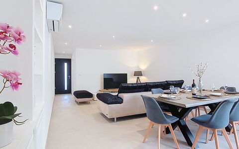 Maison Lou Oustaou: Design Intérieur, Meubles, Sol, Sol, Bois, Plafond, Pièce, Éclairage, Salon, Domicile