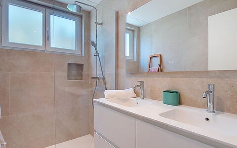 Maison Lou Oustaou: Salle De Bains, Luminaire Plomberie, Sol, Design Intérieur, Sol, Lavabo, Évier, Robinet, Armoire De Toilette, Miroir
