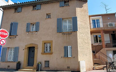 Maison Lou Oustaou: Mur, Fenêtre, Bâtiment, Façade, Porte, Ville, Quartier, Architecture, Maison, Zone Résidentielle