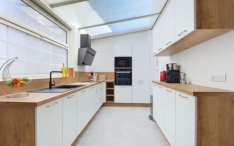 Maison Lou Oustaou: Cuisine, Design Intérieur, Sol, Bois, Comptoir, Plafond, Luminaire, Meubles, Sol, Éclairage