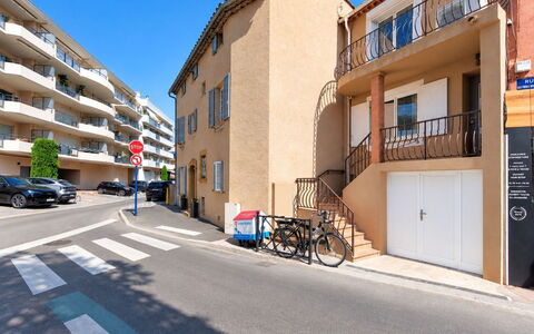 Maison Lou Oustaou: Bâtiment, Fenêtre, Zone Résidentielle, Surface De La Route, Ville, Quartier, Façade, Appartement, Architecture, Rue