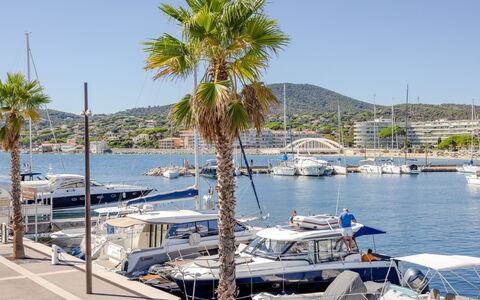 Maison Lou Oustaou: Bateau, L'Eau, Marina, Navire, Port, Bateaux Et Nautique - Materiel Et Fournitures, Quai, Port, Mât, Architecture Navale