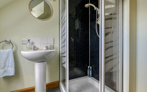 Bunloit Loft: Mur, Sol, Salle De Bains, Sol, Luminaire Plomberie, Design Intérieur, Douche, Pièce, Porte De Douche, Plomberie