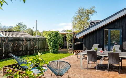 Aida - 550M from the Sea: Bois, Toit, Arbuste, Jardin, Domicile, Chalet, Lot Terre, Chaise, Mobilier De Jardin, Couverture De Sol